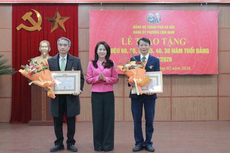 ĐẢNG BỘ PHƯỜNG LĨNH NAM TRANG TRỌNG TỔ CHỨC LỄ TRAO HUY HIỆU ĐẢNG ĐỢT 03/2/2026- Ảnh 9.