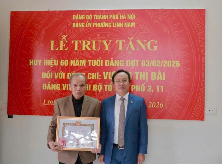 ĐẢNG BỘ PHƯỜNG LĨNH NAM TRANG TRỌNG TỔ CHỨC LỄ TRAO HUY HIỆU ĐẢNG ĐỢT 03/2/2026- Ảnh 3.