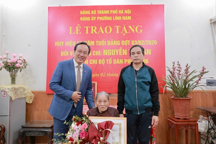 ĐẢNG BỘ PHƯỜNG LĨNH NAM TRANG TRỌNG TỔ CHỨC LỄ TRAO HUY HIỆU ĐẢNG ĐỢT 03/2/2026- Ảnh 2.