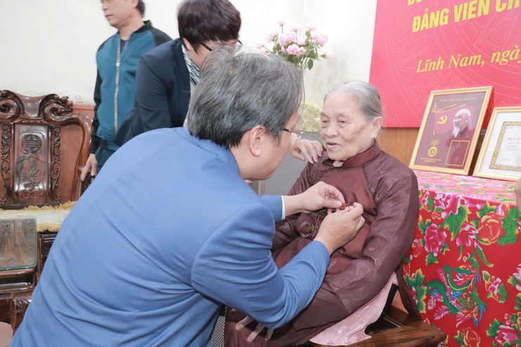 ĐẢNG BỘ PHƯỜNG LĨNH NAM TRANG TRỌNG TỔ CHỨC LỄ TRAO HUY HIỆU ĐẢNG ĐỢT 03/2/2026- Ảnh 4.