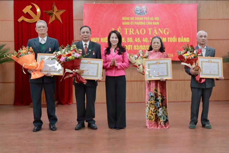 ĐẢNG BỘ PHƯỜNG LĨNH NAM TRANG TRỌNG TỔ CHỨC LỄ TRAO HUY HIỆU ĐẢNG ĐỢT 03/2/2026- Ảnh 8.