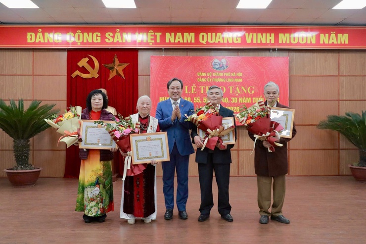 ĐẢNG BỘ PHƯỜNG LĨNH NAM TRANG TRỌNG TỔ CHỨC LỄ TRAO HUY HIỆU ĐẢNG ĐỢT 03/2/2026- Ảnh 7.