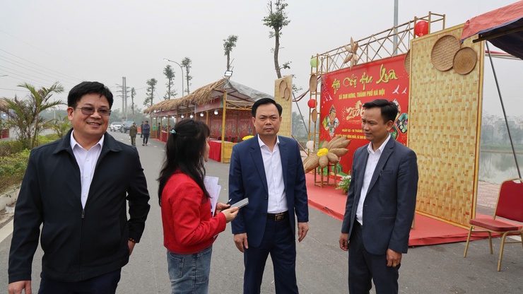 Lãnh đạo xã Tam Hưng kiểm tra công tác chuẩn bị Hội chợ hoa Xuân Bính Ngọ 2026- Ảnh 2.