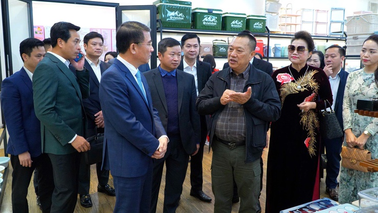 PHÓ CHỦ TỊCH UBND THÀNH PHỐ HÀ NỘI NGUYỄN XUÂN LƯU THĂM, CHÚC TẾT CÔNG TY TNHH SẢN XUẤT NHỰA VIỆT NHẬT- Ảnh 6.