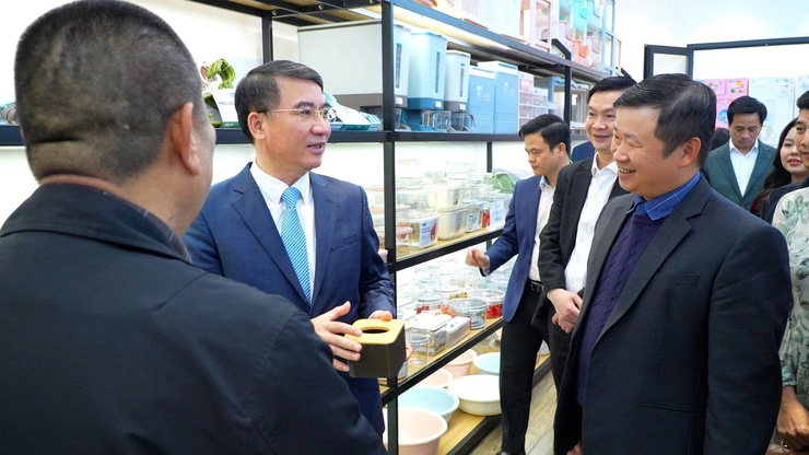 PHÓ CHỦ TỊCH UBND THÀNH PHỐ HÀ NỘI NGUYỄN XUÂN LƯU THĂM, CHÚC TẾT CÔNG TY TNHH SẢN XUẤT NHỰA VIỆT NHẬT- Ảnh 7.