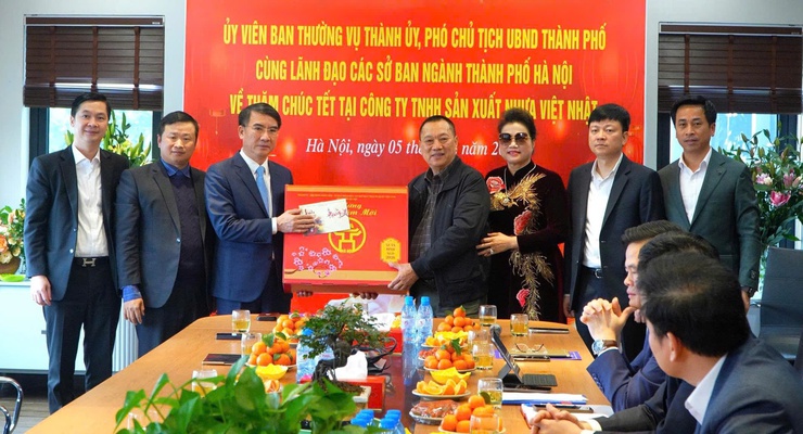 PHÓ CHỦ TỊCH UBND THÀNH PHỐ HÀ NỘI NGUYỄN XUÂN LƯU THĂM, CHÚC TẾT CÔNG TY TNHH SẢN XUẤT NHỰA VIỆT NHẬT- Ảnh 1.