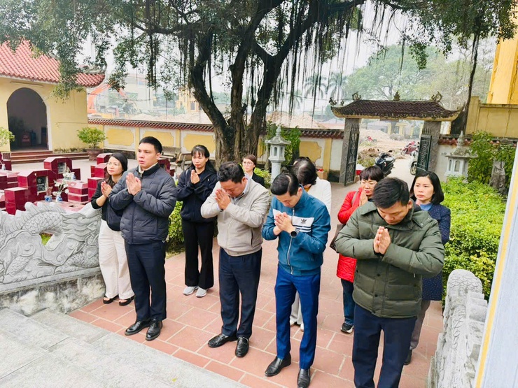 Nhân dịp Tết Nguyên đán Bính Ngọ năm 2026, Công ty Viettel chi nhánh Thanh Trì phối hợp với UBND xã Ngọc Hồi tổ chức hoạt động dâng hương tưởng niệm các anh hùng liệt sĩ tại Nghĩa trang Liệt sĩ xã Ngọc Hồi.- Ảnh 1.