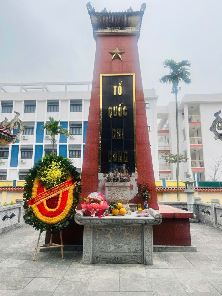 Nhân dịp Tết Nguyên đán Bính Ngọ năm 2026, Công ty Viettel chi nhánh Thanh Trì phối hợp với UBND xã Ngọc Hồi tổ chức hoạt động dâng hương tưởng niệm các anh hùng liệt sĩ tại Nghĩa trang Liệt sĩ xã Ngọc Hồi.- Ảnh 4.