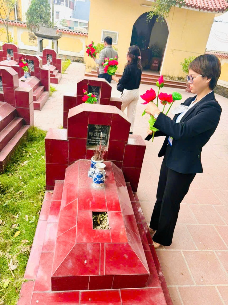 Nhân dịp Tết Nguyên đán Bính Ngọ năm 2026, Công ty Viettel chi nhánh Thanh Trì phối hợp với UBND xã Ngọc Hồi tổ chức hoạt động dâng hương tưởng niệm các anh hùng liệt sĩ tại Nghĩa trang Liệt sĩ xã Ngọc Hồi.- Ảnh 5.