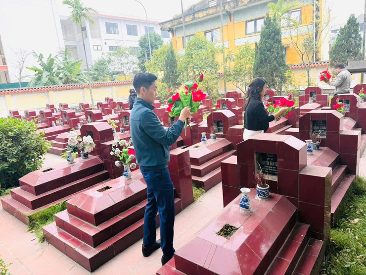 Nhân dịp Tết Nguyên đán Bính Ngọ năm 2026, Công ty Viettel chi nhánh Thanh Trì phối hợp với UBND xã Ngọc Hồi tổ chức hoạt động dâng hương tưởng niệm các anh hùng liệt sĩ tại Nghĩa trang Liệt sĩ xã Ngọc Hồi.- Ảnh 2.