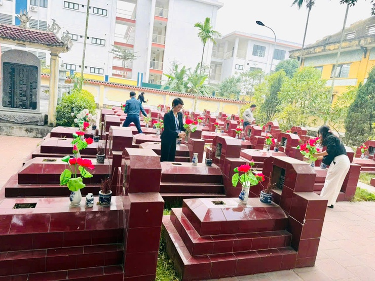 Nhân dịp Tết Nguyên đán Bính Ngọ năm 2026, Công ty Viettel chi nhánh Thanh Trì phối hợp với UBND xã Ngọc Hồi tổ chức hoạt động dâng hương tưởng niệm các anh hùng liệt sĩ tại Nghĩa trang Liệt sĩ xã Ngọc Hồi.- Ảnh 3.