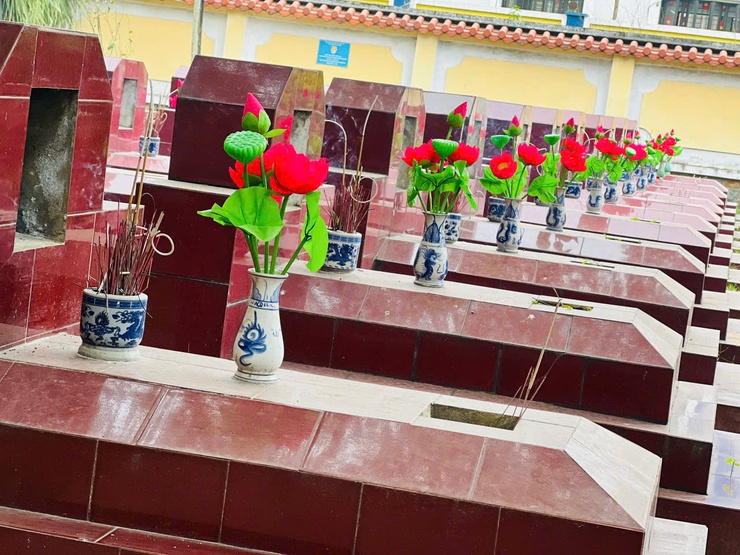 Nhân dịp Tết Nguyên đán Bính Ngọ năm 2026, Công ty Viettel chi nhánh Thanh Trì phối hợp với UBND xã Ngọc Hồi tổ chức hoạt động dâng hương tưởng niệm các anh hùng liệt sĩ tại Nghĩa trang Liệt sĩ xã Ngọc Hồi.- Ảnh 6.