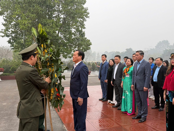 Đảng bộ, chính quyền phường Hồng Hà tổ chức lễ dâng hương tại Lăng Hồ Chủ tịch Hồ Chí Minh, Nghĩa trang Mai Dịch, Nghĩa trang Liệt sỹ Thành phố nhân dịp Tết Nguyên đán Bính Ngọ 2026- Ảnh 2.