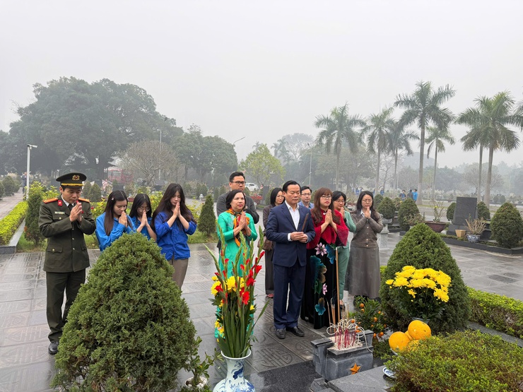 Đảng bộ, chính quyền phường Hồng Hà tổ chức lễ dâng hương tại Lăng Hồ Chủ tịch Hồ Chí Minh, Nghĩa trang Mai Dịch, Nghĩa trang Liệt sỹ Thành phố nhân dịp Tết Nguyên đán Bính Ngọ 2026- Ảnh 4.