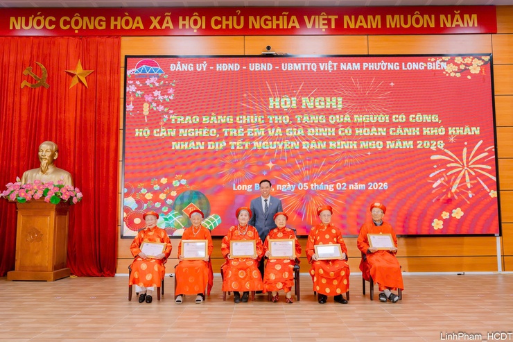 Phường Long Biên trao Bằng chúc thọ, tặng quà người có công dịp Tết Nguyên đán Bính Ngọ 2026- Ảnh 4.