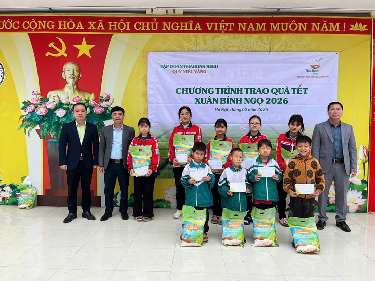 TẬP ĐOÀN THAI BINH SEED PHỐI HỢP VỚI HTX NN DÂN HOÀ TRAO QUÀ QUỸ NIÊU VÀNG CHO HỌC SINH CÓ HOÀN CẢNH KHÓ KHĂN- Ảnh 1.