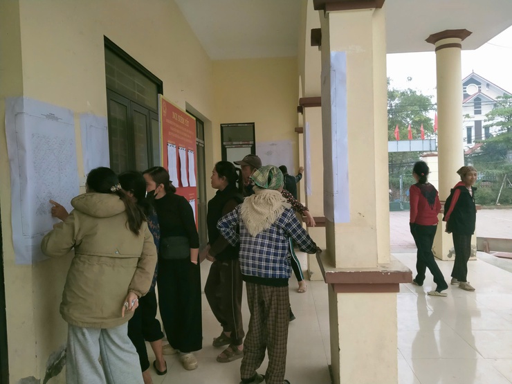 ỦY BAN BẦU CỬ XÃ DÂN HOÀ TIẾN HÀNH NIÊM YẾT DANH SÁCH CỬ TRI - Ảnh 2.