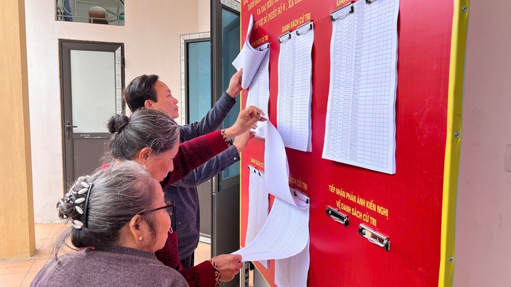 ỦY BAN BẦU CỬ XÃ DÂN HOÀ TIẾN HÀNH NIÊM YẾT DANH SÁCH CỬ TRI - Ảnh 1.