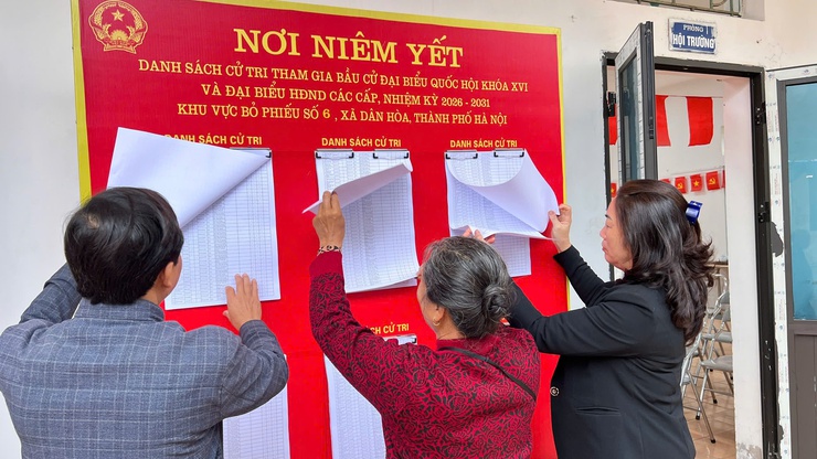 ỦY BAN BẦU CỬ XÃ DÂN HOÀ TIẾN HÀNH NIÊM YẾT DANH SÁCH CỬ TRI - Ảnh 4.