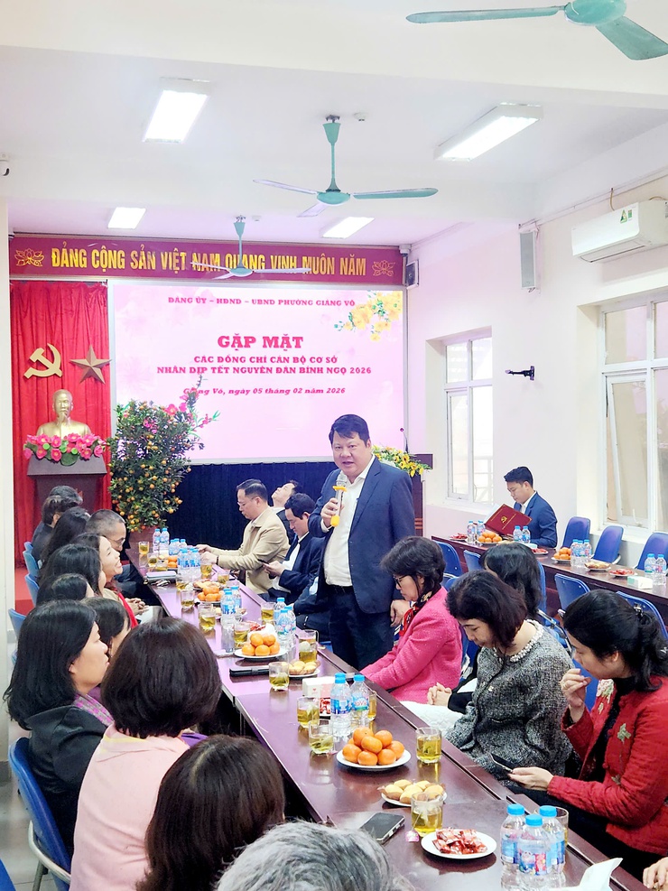 Đảng ủy phường gặp mặt các đồng chí cán bộ cơ sở nhân dịp Tết Nguyên đán Bính Ngọ 2026- Ảnh 4.