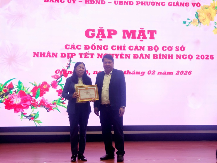 Đảng ủy phường gặp mặt các đồng chí cán bộ cơ sở nhân dịp Tết Nguyên đán Bính Ngọ 2026- Ảnh 6.