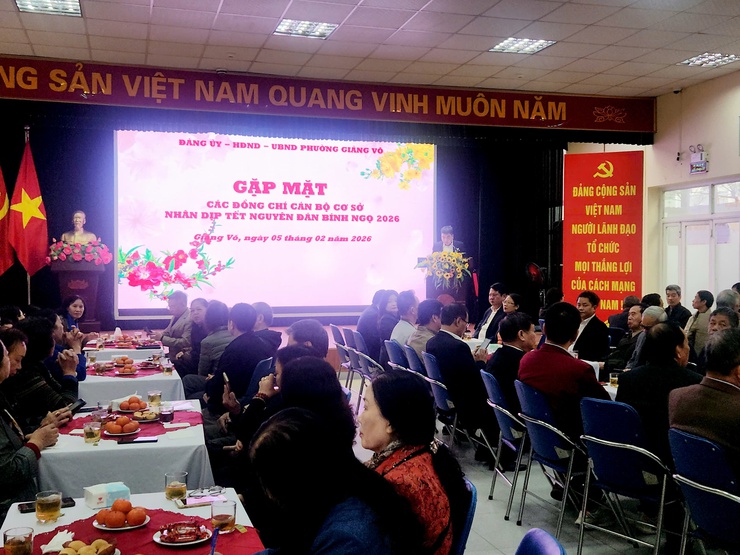 Đảng ủy phường gặp mặt các đồng chí cán bộ cơ sở nhân dịp Tết Nguyên đán Bính Ngọ 2026- Ảnh 1.