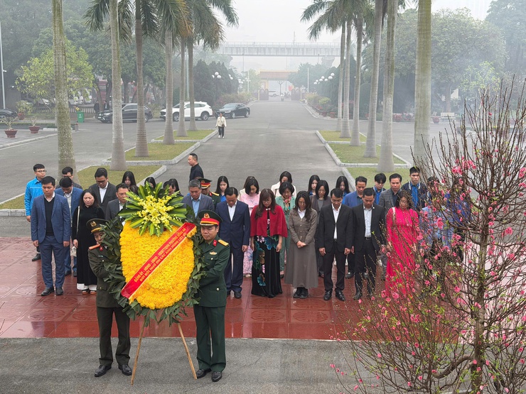 Đảng bộ, chính quyền phường Hồng Hà tổ chức lễ dâng hương tại Lăng Hồ Chủ tịch Hồ Chí Minh, Nghĩa trang Mai Dịch, Nghĩa trang Liệt sỹ Thành phố nhân dịp Tết Nguyên đán Bính Ngọ 2026- Ảnh 1.