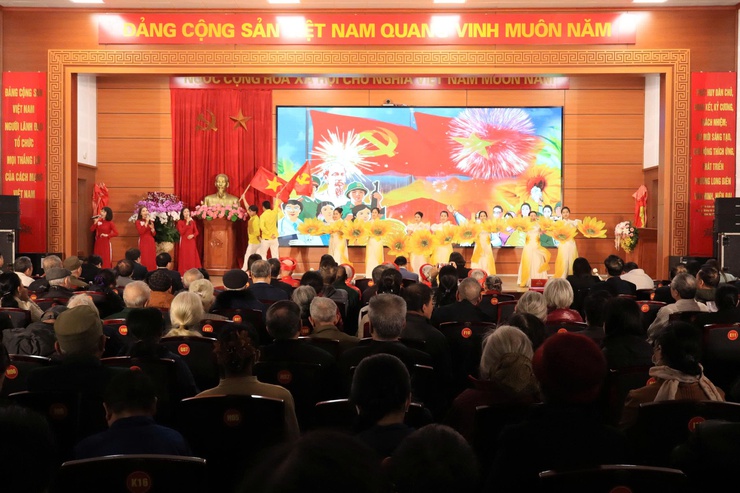 Phường Long Biên trao Bằng chúc thọ, tặng quà người có công dịp Tết Nguyên đán Bính Ngọ 2026- Ảnh 1.