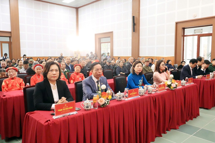 Phường Long Biên trao Bằng chúc thọ, tặng quà người có công dịp Tết Nguyên đán Bính Ngọ 2026- Ảnh 2.