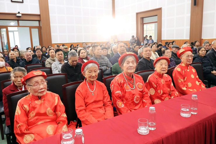 Phường Long Biên trao Bằng chúc thọ, tặng quà người có công dịp Tết Nguyên đán Bính Ngọ 2026- Ảnh 11.