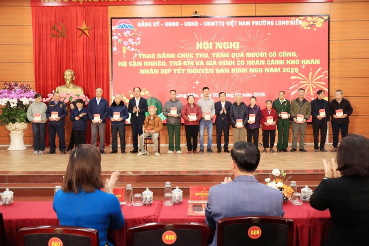 Phường Long Biên trao Bằng chúc thọ, tặng quà người có công dịp Tết Nguyên đán Bính Ngọ 2026- Ảnh 10.