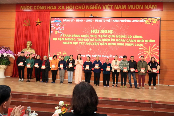 Phường Long Biên trao Bằng chúc thọ, tặng quà người có công dịp Tết Nguyên đán Bính Ngọ 2026- Ảnh 7.