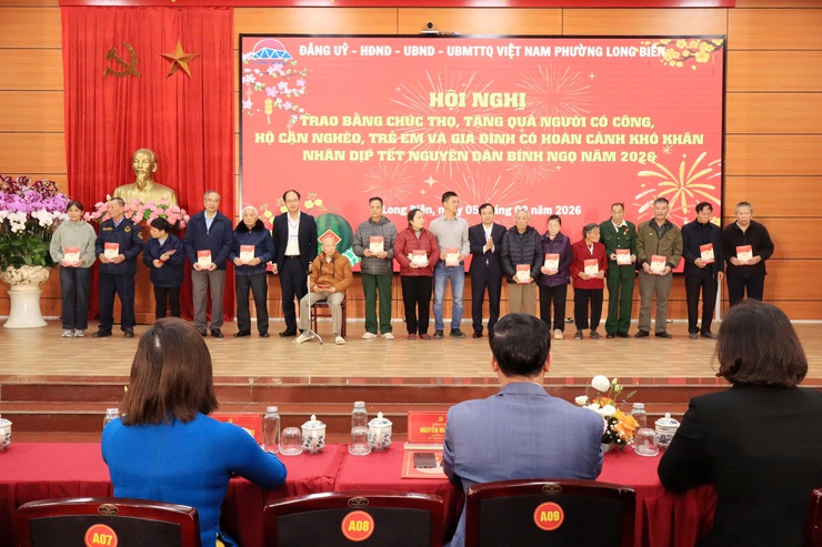Phường Long Biên trao Bằng chúc thọ, tặng quà người có công dịp Tết Nguyên đán Bính Ngọ 2026- Ảnh 6.