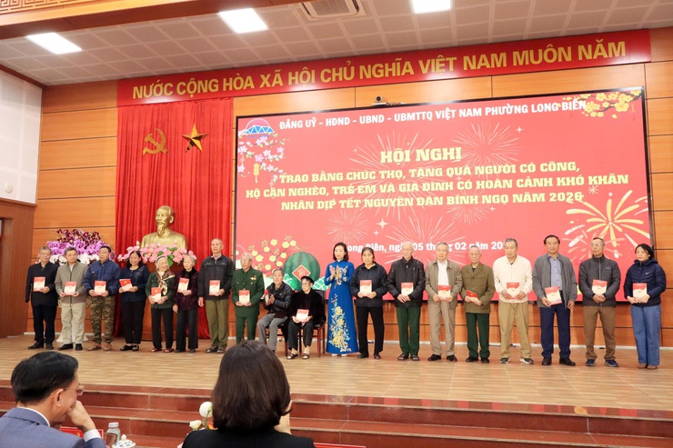 Phường Long Biên trao Bằng chúc thọ, tặng quà người có công dịp Tết Nguyên đán Bính Ngọ 2026- Ảnh 5.