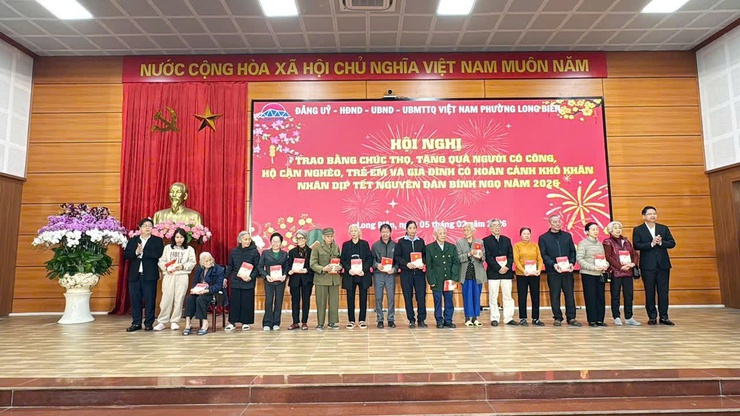 Phường Long Biên trao Bằng chúc thọ, tặng quà người có công dịp Tết Nguyên đán Bính Ngọ 2026- Ảnh 9.