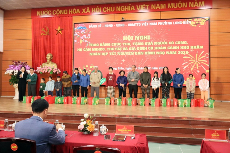 Phường Long Biên trao Bằng chúc thọ, tặng quà người có công dịp Tết Nguyên đán Bính Ngọ 2026- Ảnh 8.