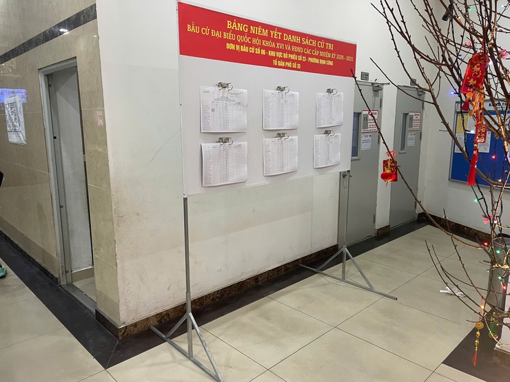 Phường Định Công niêm yết công khai danh sách cử tri tại 32 khu vực bỏ phiếu và trụ sở UBND phường- Ảnh 2.