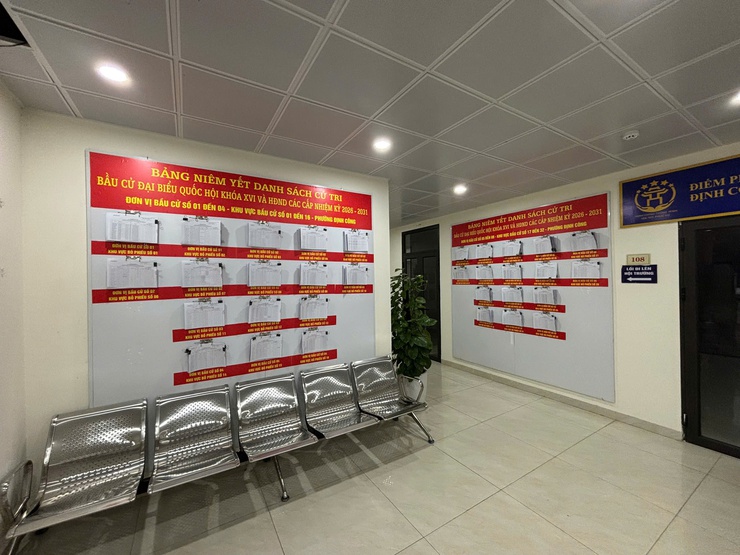 Phường Định Công niêm yết công khai danh sách cử tri tại 32 khu vực bỏ phiếu và trụ sở UBND phường- Ảnh 1.