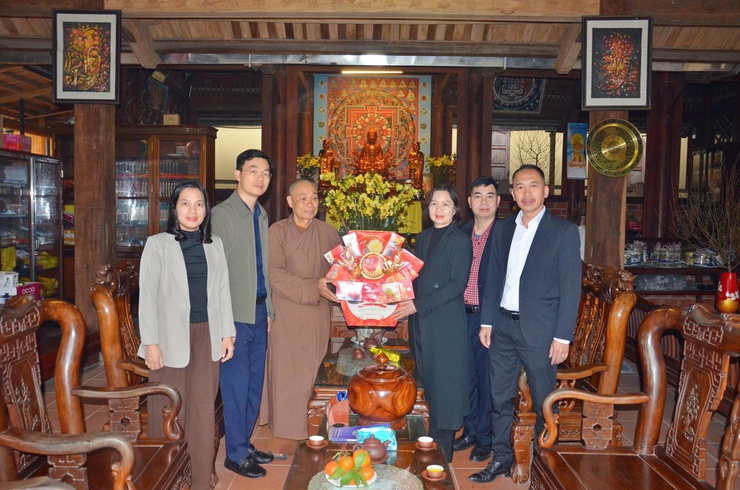 Phường Tùng Thiện thăm, tặng quà các cơ sở tín ngưỡng nhân dịp Tết nguyên đán Bính Ngọ 2026 - Thắm chặt khối đại đoàn kết toàn dân tộc- Ảnh 1.