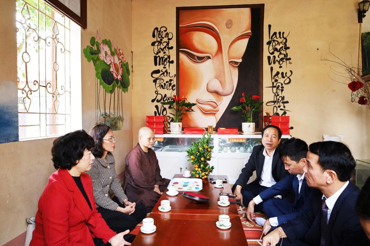 Phường Tùng Thiện thăm, tặng quà các cơ sở tín ngưỡng nhân dịp Tết nguyên đán Bính Ngọ 2026 - Thắm chặt khối đại đoàn kết toàn dân tộc- Ảnh 3.