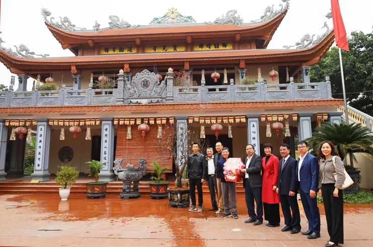 Phường Tùng Thiện thăm, tặng quà các cơ sở tín ngưỡng nhân dịp Tết nguyên đán Bính Ngọ 2026 - Thắm chặt khối đại đoàn kết toàn dân tộc- Ảnh 2.