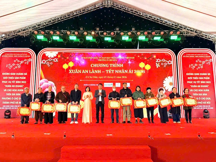 Trao quà tết nguyên đán bính ngọ 2026 “ấm – no – đủ đầy” đến các hộ gia đình khó khăn- Ảnh 2.