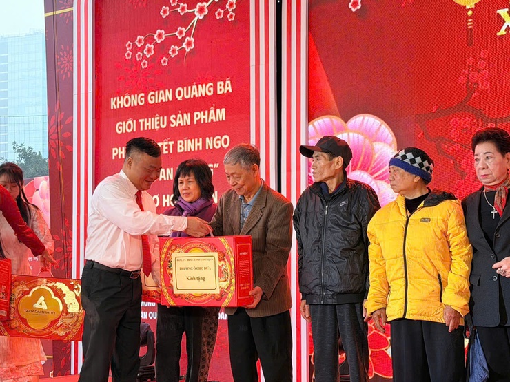 Trao quà tết nguyên đán bính ngọ 2026 “ấm – no – đủ đầy” đến các hộ gia đình khó khăn- Ảnh 3.