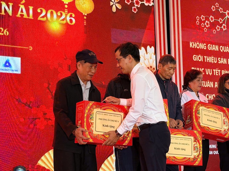Trao quà tết nguyên đán bính ngọ 2026 “ấm – no – đủ đầy” đến các hộ gia đình khó khăn- Ảnh 4.