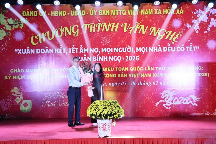 RỘN RÀNG ĐÊM VĂN NGHỆ "XUÂN ĐOÀN KẾT, TẾT ẤM NO" CHÀO MỪNG THÀNH CÔNG ĐẠI HỘI ĐẢNG LẦN THỨ XIV- Ảnh 1.