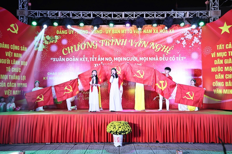 RỘN RÀNG ĐÊM VĂN NGHỆ "XUÂN ĐOÀN KẾT, TẾT ẤM NO" CHÀO MỪNG THÀNH CÔNG ĐẠI HỘI ĐẢNG LẦN THỨ XIV- Ảnh 2.