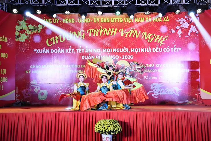 RỘN RÀNG ĐÊM VĂN NGHỆ "XUÂN ĐOÀN KẾT, TẾT ẤM NO" CHÀO MỪNG THÀNH CÔNG ĐẠI HỘI ĐẢNG LẦN THỨ XIV- Ảnh 7.