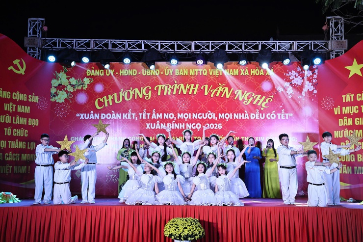 RỘN RÀNG ĐÊM VĂN NGHỆ "XUÂN ĐOÀN KẾT, TẾT ẤM NO" CHÀO MỪNG THÀNH CÔNG ĐẠI HỘI ĐẢNG LẦN THỨ XIV- Ảnh 6.