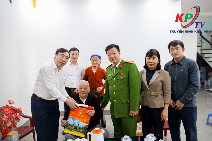 Xã Kiều Phú Thăm hỏi, tặng quà Tết gia đình người có công, thân nhân liệt sĩ, Người cao tuổi tròn 100 tuổi trên địa bàn- Ảnh 2.