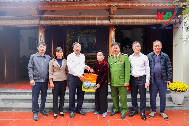 Xã Kiều Phú Thăm hỏi, tặng quà Tết gia đình người có công, thân nhân liệt sĩ, Người cao tuổi tròn 100 tuổi trên địa bàn- Ảnh 1.